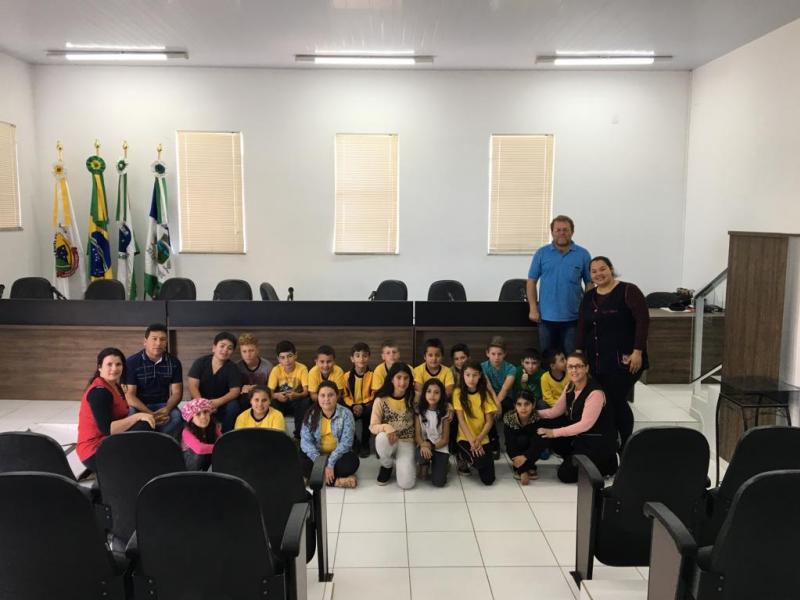 ALUNOS FAZEM VISITA A CÂMARA MUNICIPAL